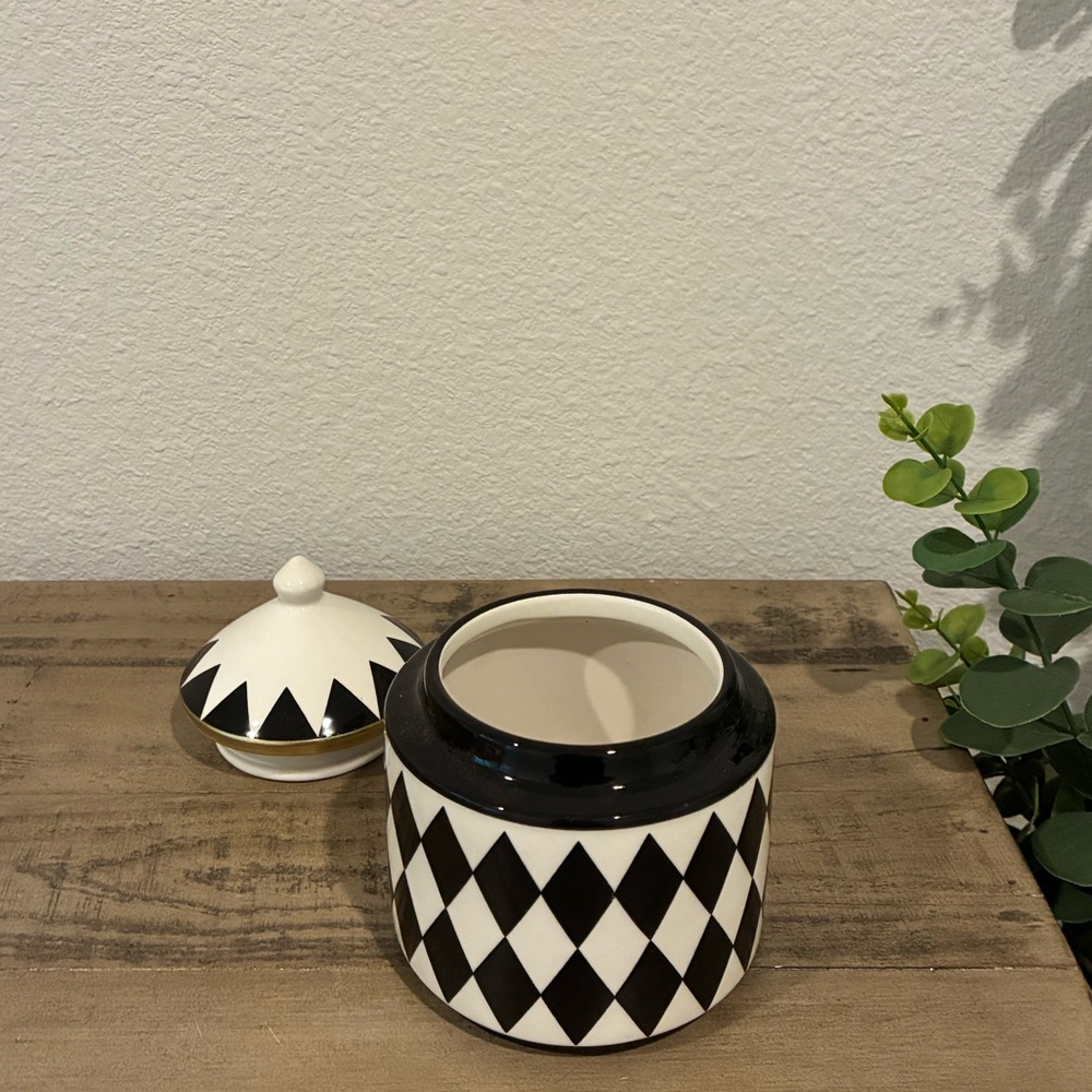 Small Black and White Diamonds Print Ceramic Canister. - Picture 3 of 8
